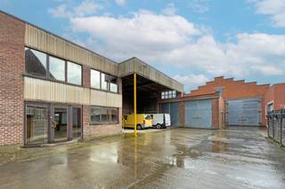 Magazijnruimte van ca. 950 m² met kantoorruimte van 100 m², gunstig gelegen langs de Schoolstraat en vlot bereikbaar via de N46.Achteraan bevindt...