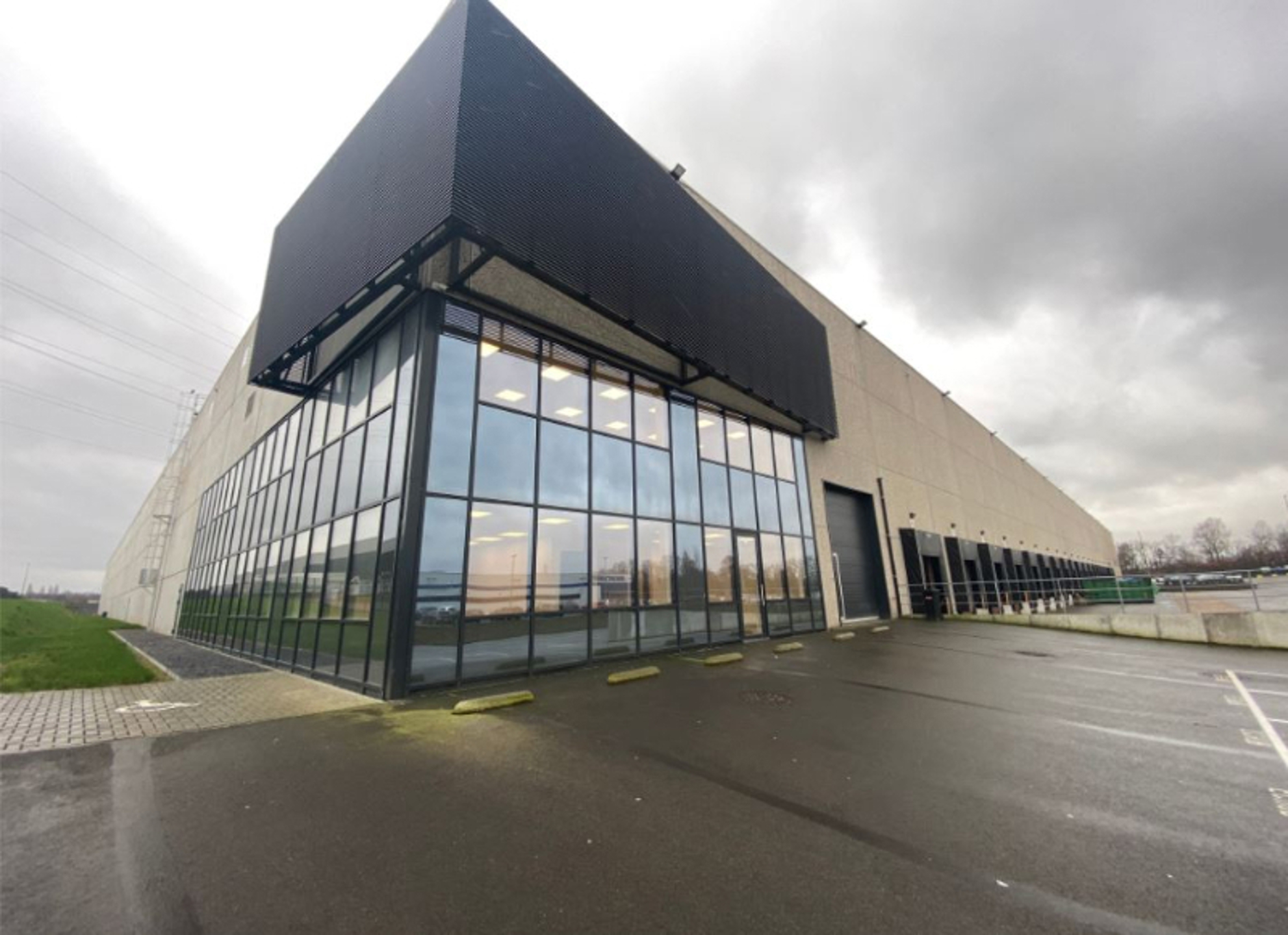 Logistiek gebouw met kantoren te huur in Milmort - foto 3