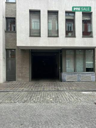 Garagebox te koop in hartje Brugge langs de Niklaas Desparsstraat , de Vlamingsstraat en de Kuipersstraat. De garagebox is gelegen op een steenworp van de Grote Markt. De garagebox meet 4m70 x 2m85Het betreft een afgesloten complex dat toegankelijk is per autolift.Bent u zoek naar een garagebox te koop in centrum Brugge? Contacteer ons vandaag nog voor meer info of een plaatsbezoek. De eigendom wordt aangeboden via de Pre-sale formule. Op 13/06/2026 tussen 13:30 en 15:30 kan u de woning op afspraak komen bezichtigen en een bod uitbrengen. De vermelde prijs is een instelprijs. Voor meer info, gelieve contact op te nemen met de dossierverantwoordelijke.Bestuursmaatregelen in het maatregelenregister: nee