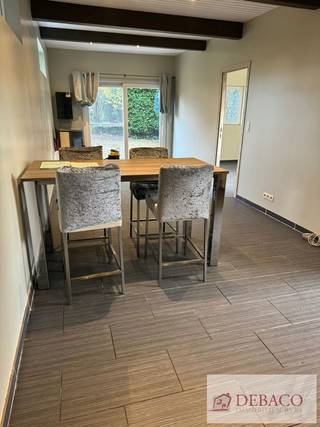Rustig gelegen gelijkvloerse woning te Herenthout! <br /><br />Deze woning is gelegen in een doodlopende straat en een groene omgeving.<br /><br />De woning bestaat uit een woonkamer met open keuken, aparte ruime slaapkamer en aparte badkamer. Rondom is er terras en mooie tuin aanwezig. <br /><br />Opgelet: domicilie vestigen NIET mogelijk!<br /><br />De EPC-waarde bedraagt 663 kWh/m² <br /><br />Meer info: www.debaco.be of bel 014/73.77.77 voor een bezoek ter plaatse!