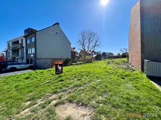 Dit uitstekend gelegen perceel grond (711m<sup>2</sup>) kan u terugvinden in een rustige straat, vlakbij het centrum van Ronse. <br />Perceelbreedte van 12 m. ZUID ORIENTATIE! GEEN BOUWVERPLICHTING!<br /><br />Interesse? Contacteer Jens - 0488 98 13 30 - jens@immoboss.Be