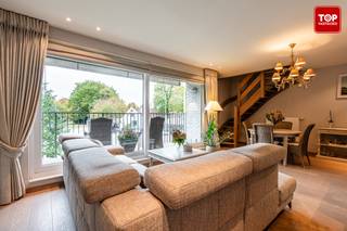 <p>Dit Duplex appartement geniet van een rustige ligging op het dorpsplein van Mariakerke. Op wandelafstand vind je winkels, scholen en openbaar vervoer, met zicht op het Claeys-Bouüaertpark vlakbij dat uitnodigt tot ontspanning in het groen. Dankzij de goede bereikbaarheid zit je bovendien in enkele minuten op de invalswegen richting Gent-centrum of de R4. Hierdoor woon je op een plek waar rust, natuur en bereikbaarheid mooi samenkomen.<br /><br />Bij het binnenkomen valt meteen de lichte en ruime leefruimte op met grote ramen en mooi uitzicht. Vanuit de leefruimte heb je toegang tot een balkon, waar je kan genieten van de buitenlucht en zicht op het park en de kerktoren. De zithoek en open eetruimte sluiten mooi aan op de luxueuze uitgeruste keuken. <br />Er bevinden zich twee slaapkamers en een badkamer met ligbad en douche. Daarnaast is er op het bovenste verdiep ook een extra hobbyruimte aanwezig met directe toegang tot een heel groot terras, ideaal voor leuke zomers met 100% privacy. .<br /><br />Verder beschikt het appartement over een grote garage op het gelijkvloers, een gemeenschappelijke fietsenberging en afvalruimte. Een bijkomend pluspunt is de lift in het gebouw, waardoor comfort en gebruiksgemak gegarandeerd zijn.<br /><br />Troeven:</p>
<ul>
<li>Rustige ligging in Mariakerke</li>
<li>Uitzicht op het Claeys-Bouüaertpark</li>
<li>Balkon aan de leefruimte + groot zonning terras op de verdieping</li>
<li>luxueuze volledig uitgeruste keuken</li>
<li>lift en fietsenberging aanwezig</li>
<li>Garage</li>
</ul>
<p><br />Beschikbaar bij akte!<br /><br />Interesse? Contacteer Top Vastgoed voor een bezoek via 0475 700 700.</p>