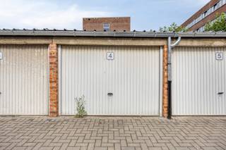Deze garagebox (box 4) bevindt zich op een absolute topligging in het centrum van Leuven. In een buurt waar parkeergelegenheid bijzonder schaars is, vormt dit een uitstekende investerings- én gebruikskans.<br /><br />De garageboxen zijn achterin gelegen en maken deel uit van een verzorgd geheel van 18 garageboxen en 1 staanplaats. Ideaal voor wie een veilige en vlot bereikbare parkeer- of opslagruimte zoekt. De daken werden recent volledig vernieuwd. <br /><br />Interesse of meer informatie?<br />0474 386393<br />lotte@immogve.be