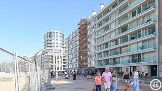 Prachtig vakantie appartement met 3 slaapkamers, volledig vernieuwd in de Zuiderse Ibiza-stijl, op een toplocatie te Zeedijk-Zoute. <br />In de nabije omgeving vindt u allerlei goede restaurants, bistro's, alsook vele boetieks. <br /><br />Indeling: inkomhal met vestiaire, gastentoilet, praktische berging met aansluiting wasmachine en droogkast, moderne open keuken met kookeiland en voorzien van alle comfort (fineer eiken houten kasten met veel opbergruimte, wijnfrigo, quooker kraan, Miele ovens).<br />Living met salon en eetplaats in parketvloer en met magnifiek uitzicht op zee !<br />Via de nachthal bereiken we 3 volwaardige slaapkamers. Er zijn 2 grote slaapkamers met dubbele bedden en ingebouwde kleerkasten. Beide kamers hebben een eigen badkamer en geven uit op het terras achteraan. <br />De master bedroom heeft haar eigen badkamer met een ligbad, inloopdouche in mortex en lavabomeubel, alsook ingebouwde extra kasten (dressing). De 2e kamer heeft ook haar ensuite ruime douchekamer.<br /><br />De derde slaapkamer (goed voor een enkel bed of stapelbed) heeft ook haar eigen douchekamer en een buitenraam. <br />Airco voorzien in het appartement. <br /><br />Private berging op de benedenverdieping. Mogelijkheid tot huren van een goede garagebox onder het Albertplein. <br />EPC : 174kWh/m² (UC: 3382728)