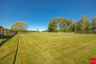 Op zoek naar een woning met ruimte, potentieel én een ideale ligging in het groen? Deze te renoveren open bebouwing in Putte, op de grens met Keerbergen, biedt een unieke kans voor wie wonen en werken wil combineren.<br /><br />De woning heeft een zeer ruime inkomhal met aansluitend leefruimte en gesloten keuken. De ruime badkamer is voorzien van zowel bad als douche. Verder zijn er drie volwaardige slaapkamers en een ruime zolder die volledig naar eigen smaak ingericht kan worden.<br /><br />Dankzij de enorm grote tuin (perceel van 23 are) geniet u hier van rust, privacy en een groene omgeving, ideaal voor gezinnen, tuinliefhebbers of wie graag buiten leeft.<br /><br />Een absolute troef zijn de verschillende bijgebouwen, perfect geschikt als atelier, opslagruimte, hobbyruimte of voor het uitoefenen van een bijberoep. Ook zelfstandigen of handige doe-het-zelvers vinden hier ongetwijfeld de ruimte die ze zoeken.<br /><br />Vooraan de woning bevindt zich een zeer ruime oprit met plaats voor meerdere wagens, camionette of mobilhome — ideaal voor bezoekers, zelfstandige activiteiten of grote gezinnen.<br /><br />Rustig gelegen in een groene omgeving en toch vlot bereikbaar, combineert dit eigendom landelijke charme met een uitstekende bereikbaarheid naar omliggende gemeenten.<br /><br />Contacteer Nico voor een bezoek ter plaatse via het nummer 0478 012 012 of via Nico@reds.be.