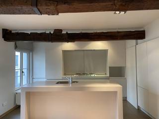 <strong>Dit lichte duplex bevindt zich op een van de meest theatrale locaties in Antwerpen.</strong><br /><br />Vanuit de woonkamer en keuken op parket heeft men namelijk een <strong>adembenemend</strong> <strong>uitzicht</strong> over de <strong>Bourla</strong> <strong>Schouwburg</strong> in hartje centrum. De <strong>levendigheid</strong> <strong>van de stad</strong> staat in contrast met de <strong>rust</strong> <strong>die</strong> <strong>de</strong> <strong>leefruimte</strong> <strong>weerspiegelt</strong>. Een <strong>gezellige</strong> <strong>gas</strong> <strong>haard</strong> <strong>geeft</strong> <strong>de</strong> <strong>ruimte</strong> <strong>een</strong> <strong>warm</strong> <strong>gevoel</strong> en de <b>warme</b> <strong>parket</strong> draagt hier ook aan bij net zoals <strong>authentieke</strong> <strong>balken</strong>. <br /><br />Achteraan werd een <strong>gezellig</strong> <strong>terras</strong> <strong>geïnstalleerd</strong> dat <strong>zuidwest</strong> georiënteerd is. <br />Een verfrissende cocktail op het terras? Dat kan! Het terras is groot genoeg voor een eettafel én een lounge hoekje te creëren.<br /><br />Via de trap komt men op de <strong>tweede</strong> <strong>verdieping</strong> waar er zich <strong>twee</strong> <strong>slaapkamers</strong> met telkens een <strong>en suite badkamer</strong> bevinden. De ene badkamer beschikt over een douche en de andere over een ligbad. <br /><br /><strong>Troeven:</strong><br />- moderne open haard<br />- ruim terras<br />- prachtig uitzicht<br />- centrale ligging<br />- airco in de slaapkamers