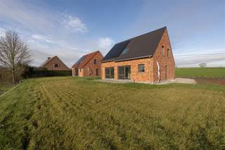 <p><span><strong>6% BTW MOGELIJK | KWALITATIEVE EN ENERGIEZUINIGE WONING MET 4 SLAAPKAMERS EN ZUIDGERICHTE TUIN OP 598 M² IN AARSELE </strong>In Aarsele, landelijk gelegen langs de Baudeloostraat, centraal tussen Deinze en Tielt, vinden we deze kwalitatieve vrijstaande woning.</span><br /><span>Met een bewoonbare oppervlakte van maar liefst 186m² kan men genieten van een ruime leefruimte met open keuken, aansluitend een inpandige garage met aparte wasplaats, 4 slaapkamers waarvan 1 met dressing en een badkamer met zowel bad als douche.</span><br /><span>De warmtepomp, vloerverwarming en verwarming als airco op de slaapkamers, 12 zonnepanelen, ventilatiesysteem D en maximale isolatie dragen bij tot een zeer energiezuinige eigendom. </span><br /><span>De eigendom zit momenteel in een laatste afwerkingsfase, hierdoor kan je zelf nog vloeren, keuken, badkamer en trap gaan bepalen en inrichten. Rolluiken, vliegramen en screens reeds voorzien waar nodig.</span><br /><span>Dit alles op een mooi perceel van maar liefst 598 m² en met de mogelijkheid van 6% btw-tarief.  </span></p><p><span><strong>INDELING: </strong></span><br /><span>We komen binnen in de inkomhal met afzonderlijk toilet. Vanuit de inkom komen we terecht in de ruime leefruimte met open keuken en extra ontbijthoek.</span><br /><span>De leefruimte biedt grote raampartijen die voor veel natuurlijke lichtinval alsook een mooi zicht op te tuin zorgen. </span><br /><span>Vanuit de keuken met keukeneiland heeft men rechtstreekse toegang naar de garage met aparte bergruimte en 2de toegangsdeur. </span><br /><span>Op het verdiep vinden we de nachthal met afzonderlijk toilet en toegang tot 4 volwaardige slaapkamers waarvan 1 met dressing en de badkamer met bad, douche en dubbele lavabo. </span><br /><span>Buiten kan men genieten van een mooie zuidgerichte tuin.</span><br /><span>Het lastenboek is beschikbaar en kan men raadplegen op aanvraag.</span></p><p><span><strong>TROEVEN: </strong></span><br /><span>- Warmtepomp </span><br /><span>- 12 zonnepanelen </span><br /><span>- Bewoonbare oppervlakte 186m²</span><br /><span>- 4 ruime slaapkamers</span><br /><span>- grote tuin en zicht op groen</span><br /><span>- Regenwaterput 10.000L</span><br /> </p>