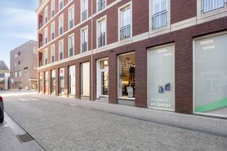 Aan de Clockemstraat 15 in Sint-Truiden bieden wij dit instapklaar handelsgelijkvloers te koop aan, gelegen in de knappe Residentie Clockhempoort...