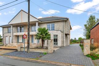 <p><span>Perfect onderhouden en energiezuinige HOB met 4 slaapkamers uiterst rustig gelegen te Beverlo.</span></p><p><span> </span></p><p><span>Belangrijkste troeven:</span></p><p><span>- Rustige ligging</span></p><p><span>- Kwalitatief afgewerkt en uitstekend onderhouden</span></p><p><span>- Zeer ruime woning (321 m²)</span></p><p><span>- EPC-score B</span></p><p><span>- 4 slaapkamers</span></p><p><span>- Kelder</span></p><p><span>- Rolluiken</span></p><p><span>- Bovenliggende terras</span></p><p><span> </span></p><p><span>Bekijk zeker ook de foto's en de grondplannen met de afmetingen. Zo krijgt u van thuis uit al een perfect beeld van wat deze woning te bieden heeft!</span></p><p><span> </span></p><p><span>Wenst u meer info of een vrijblijvende bezichtiging, contacteer dan ons kantoor op het nummer 011 85 15 15 en wij helpen u graag verder.</span></p>