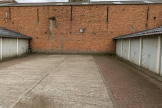 HIER ZIJN IN TOTAAL NOG 3 GARAGEBOXEN TE KOOP. Afzonderlijk of als geheel. De garages zijn volledig afgesloten met kantelpoort en maken deel uit van...