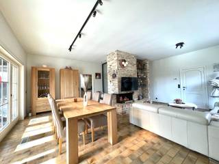 <strong>Wervik - Alleenstaande bungalow te koop met prachtige tuin en rustig gelegen te Wervik.</strong><br /><br />Deze zeer ruime alleenstaande woning biedt unieke combinatie van rust en comfort, licht en veelzijdigheid. Dankzij de gelijkvloerse indeling, de grote leefruimte en prachtige tuin is dit een ideale woonst voor wie houdt van rust, ruimte en functionaliteit.<br /><br /><strong>Indeling:</strong><br />Lichtrijke leefruimte met gezellige open haard, aparte bureau of hobbyruimte.<br />Gezellige veranda met uitzicht op de tuin.<br />Ruime keuken.<br />Berging met apart toilet.<br />Drie comfortabele slaapkamers (op het gelijkvloers) <br />Grote zolder met tal van mogelijkheden voor extra kamers of hobbyruimte.<br /><br /><strong>Buitenruimte:</strong><br />De woning beschikt over een zonnige ruin. Perfect om te ontspannen of om met familie en vrienden te ontspannen.<br />Daarnaast is er ook een inpandige garage met extra staanplaats.<br /><br /><strong>Troeven:</strong>
<ul><li>16 zonnepanelen</li><li>Alleenstaande woning</li><li>Veel lichtinval</li><li>Rustige ligging</li></ul>