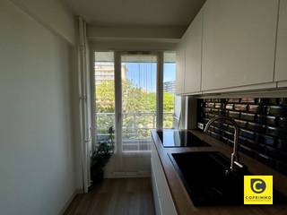 <p><span>Instapklaar 1-slaapkamerappartement met ruim terras op toplocatie!</span><span><br />Op zoek naar een stijlvol en lichtrijk appartement op een centrale ligging? Dit instapklare appartement op de 5de verdieping combineert comfort, functionaliteit en een uitstekende bereikbaarheid. <br />Gelegen op wandelafstand van winkels, openbaar vervoer, scholen en groene parken geniet u hier van alle dagelijkse voorzieningen binnen handbereik. <br />Bovendien bereikt u met de wagen in enkele minuten de autosnelwegen richting Antwerpen, Mechelen en Brussel.</span></p><p><span>Inkomhal &amp; leefruimte</span><span><br /></span><span>Via de verzorgde inkomhal met ingemaakte vestiairekast en videofoon komt u het appartement binnen. <br />Daarnaast beschikt de hal over een handige bergkast met aansluiting voor wasmachine en droogkast.</span></p><p><span>De gezellige leefruimte straalt warmte en modern comfort uit dankzij de stijlvolle parkettegelvloer die doorheen het volledige appartement werd doorgetrokken. De grote raampartijen zorgen voor een overvloed aan natuurlijk licht en creëren een aangename, open sfeer. Vanuit de leefruimte heeft u rechtstreeks toegang tot het ruime terras.</span></p><p><span>Volledig uitgeruste keuken</span><span><br /></span><span>De moderne keuken is praktisch ingericht en voorzien van alle hedendaagse comfort: een kookplaat met dampkap, koelkast met diepvriezer, combi-oven, vaatwasser én voldoende kastruimte. <br />Ideaal voor wie graag kookt en houdt van een nette, functionele omgeving.</span></p><h3><span>Slaapkamer, badkamer &amp; toilet</span><span><br />De ruime slaapkamer biedt tal van inrichtingsmogelijkheden.<br />De stijlvolle badkamer is uitgerust met een moderne inloopdouche, een dubbel lavabomeubel en een handdoekdroger. <br />Het aparte gastentoilet zorgt voor extra comfort en privacy.</span></h3><h3><span>Terras &amp; extra bergruimte</span><span><br />Een absolute troef van dit appartement is het ruime terras, toegankelijk via de leefruimte. Hier kan u in alle rust genieten van uw ochtendkoffie, een aperitief in de avondzon of gewoon heerlijk ontspannen.<br />Tot slot beschikt het appartement over een privatieve kelderberging, ideaal voor extra opslagruimte.</span></h3><p><span> </span></p><p><span>Huurprijs, kosten &amp; beschikbaarheid: </span></p><p><span>Huurprijs</span><span>: €875,00 /maand</span></p><p><span>Maandelijkse provisiekosten</span><span>: €170,00 - inclusief verbuik warm water en verbruik van de centrale verwarming</span></p><p><span>Beschikbaarheid: </span><span>Direct</span></p><p><span> </span></p><p><span> </span></p>