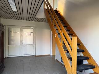 Dit kantoorgebouw is voorzien van een 6-tal afzonderlijke kantoren, sanitaire ruimte en kichenette. Indeling: inkomhal, 3...