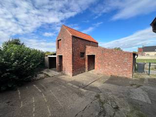 Fantastisch mooi en rustig gelegen te renoveren half open bebouwing op een perceel van 9 are 9ca. Momenteel beschikt de woning over een ingerichte keuken, living, 1 slaapkamer, dressingruimte, ingerichte badkamer, zolder met toegang via een vaste trap, kelder, garage met wc en kleine zolder. Er zijn ook nog tal van uitbreidingsmogelijkheden zowel in de diepte en breedte, als op verdiep en zolderniveau. De bijkomende bijgebouwen naar de tuin toe kan je als extra berging of als werkplaats gebruiken. De woning werd tot voor kort verhuurd en is dan ook onmiddellijk bewoonbaar na akte. Deze woning vraagt wat handige liefde om er een gezellige thuis van te maken maar ook met een mooie visie en een goed plan maak je er een ruime thuis van met zicht op de natuur. Gelegen in een landelijke, groene omgeving maar met alle voorzieningen binnen handbereik is dit een geweldige kans. Renovatieverplichting van toepassing. Bezoeken of meer info? Contacteer 0486 43 49 08 Daphne van Sherwin Immo + !
