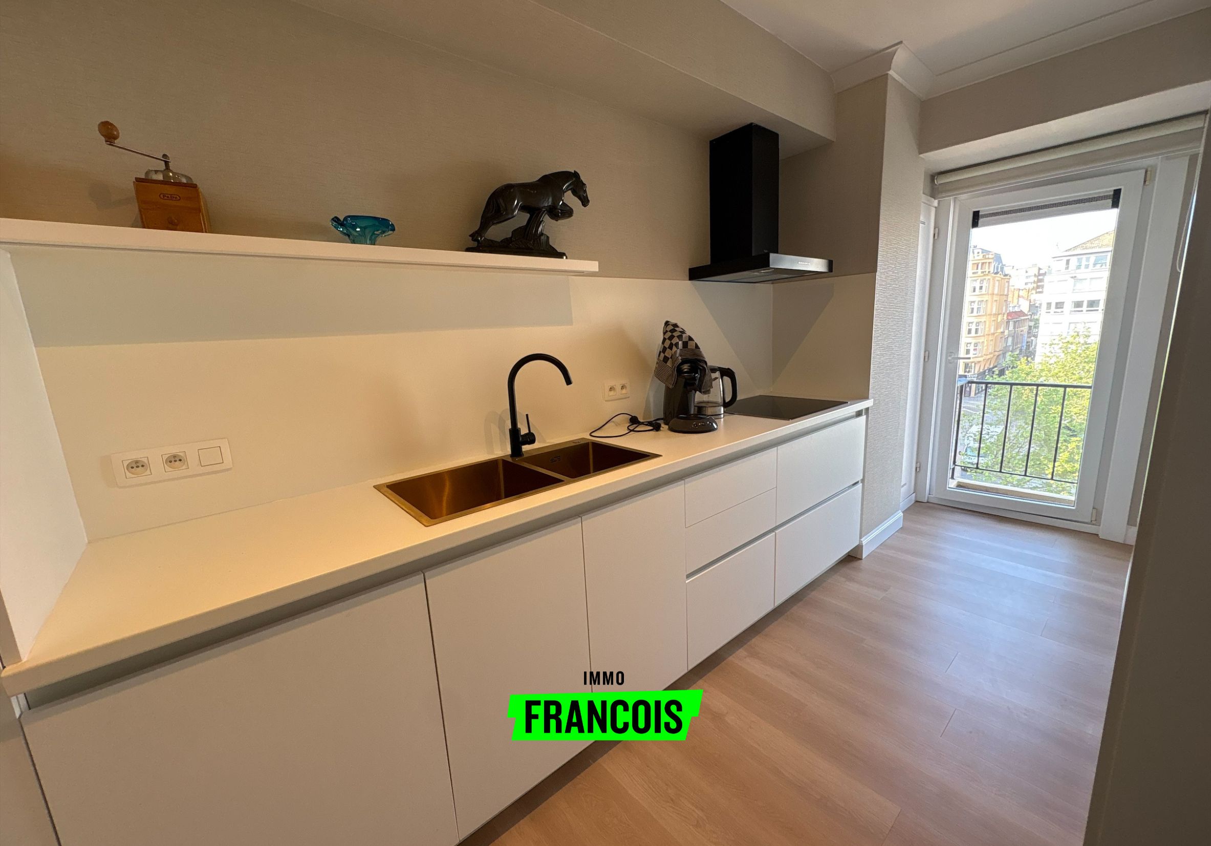 Luxueus appartement met zijdelings zeezicht op de Markt/het Wapenplein van Oostende. - foto 1