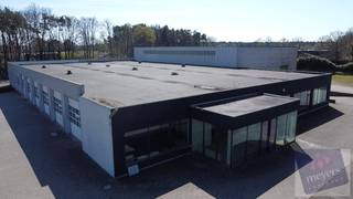 Bent u op zoek naar een ruim en flexibel bedrijfscomplex met tal van mogelijkheden? Ontdek Bosstraat 20 in Bocholt, een veelzijdige bedrijfssite op een perceel van maar liefst 9.985 m², waar ruimte, bereikbaarheid en functionaliteit centraal staan.<br /><br />De eigendom geniet van een gunstige ligging met vlotte verbindingen richting Bree, Peer, Lommel en de Nederlandse grens. Hierdoor is de site interessant voor zowel regionale bedrijfsactiviteiten als ondernemingen met grensoverschrijdende logistieke behoeften. De goede visibiliteit draagt bovendien bij aan de professionele uitstraling van het geheel.<br /><br />Het bedrijfsgebouw beschikt over vijf ruime magazijnen, elk uitgerust met een elektrische sectionale poort. Dankzij de mogelijkheid om de magazijnruimtes door middel van tussenwanden verder op te splitsen, kan de indeling flexibel worden afgestemd op de specifieke noden van uw onderneming.<br /><br />Aan de voorzijde bevindt zich een bijkomende werk- of opslagruimte met twee hydraulische laad- en loskades, wat een efficiënte goederenstroom en logistieke werking mogelijk maakt.<br /><br />Naast de magazijn- en opslagcapaciteit beschikt het complex over functionele kantoorruimtes, geschikt voor onder meer administratie, dispatching en vergaderingen. De aanwezige toonzaal biedt daarnaast een representatieve omgeving voor productpresentaties en het ontvangen van klanten.<br /><br />Ook het buitenterrein vormt een belangrijke troef. De site is volledig omheind en biedt ruime manoeuvreermogelijkheden en voldoende parkeergelegenheid, waardoor ook grotere voertuigen en dagelijkse logistieke bewegingen vlot kunnen worden georganiseerd.<br /><br />Dankzij de combinatie van een royaal perceel, ruime magazijnen, laad- en losfaciliteiten, kantoren en toonzaal biedt deze eigendom uiteenlopende mogelijkheden voor onder meer KMO's, logistieke ondernemingen, groothandels, productiebedrijven en investeerders.<br /><br />Bent u op zoek naar een bedrijfssite die ruimte biedt voor uw huidige activiteiten én toekomstige groei?<br />Neem gerust contact op met Meyers Vastgoed voor meer informatie of een bezichtiging ter plaatse.