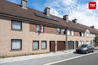 <p>Deze instapklare en energiezuinige woning is rustig gelegen in een aangename straat nabij het centrum van Eeklo. <br /><br />Dankzij de vlotte verbinding en de nabijheid van winkels, scholen en openbaar vervoer geniet u hier van een ideale combinatie tussen rust en bereikbaarheid.</p>
<p>Binnen biedt de woning een lichtrijke leefruimte, een praktische keuken en een gezellige veranda die uitkijkt op de ruime, zonnige tuin. <br /><br />Met drie volwaardige slaapkamers is er voldoende plaats voor het hele gezin. <br /><br />De badkamer is uitgerust met zowel een ligbad als een aparte douche. <br /><br />Daarnaast beschikt de woning over een ruime zolder die tal van mogelijkheden biedt.</p>
<p>De inpandige garage vormt een extra troef en zorgt voor voldoende opslagruimte. <br /><br />Buiten kunt u volop genieten van de zonnige tuin, waar rust en privacy centraal staan.</p>
<p>Ook op energetisch vlak scoort deze woning uitstekend dankzij de aanwezigheid van zonnepanelen en airconditioning, wat bijdraagt aan een aangenaam wooncomfort.</p>
<p>Kortom, een verzorgde gezinswoning met veel ruimte, een gunstige ligging en een energiezuinig karakter, ideaal voor wie zorgeloos wil wonen nabij het centrum van Eeklo.<br /><br />Bel Top Vastgoed voor een bezoek op 0475 700 700</p>