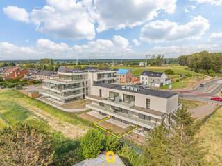 BIJ INTERESSE GELIEVE UITSLUITEND TE REAGEREN VIA MIJN HUURPROFIEL =<br />https://immogoffin.mijnhuurprofiel.be/property/d44b9467-7660-4a99-a14b-e7a83483eac5<br /><br />Langs Meershoven ter hoogte van nummer 64, op enkele minuutjes van het centrum van Bilzen, bevindt zich de pas opgerichte residentie Bella Vista. <br /><br />Hier vindt men alle dagelijkse voorzieningen vlakbij, zoals winkels, scholen, horeca en het gezellige marktplein met daarrond tal van leuke cafétjes en restaurantjes. Wie en vlotte verbinding zoekt met omliggende steden, kan snel terecht op de E313. Tegelijkertijd geniet men hier van rust en privacy met achteraan een prachtig blijvend vrij uitzicht op de groene omgeving, bestemd als landbouwgebieden. Blok A is bovendien achteraan op de site ingeplant, weg van de straat, zodat men hier vrijwel geen hinder ervaart van voorliggende weg. <br /><br />Boven op de ligging, weet Residentie Bella Vista zich moeiteloos te onderscheiden van ander aanbod door haar stijlvolle hedendaagse architectuur met opvallend aantrekkelijke gevels, de kwalitatieve afwerking en de bijzondere aandacht voor duurzaamheid. <br /><br />Dankzij de warmtepomp, vloerverwarming, enkele zonnepanelen met individuele omvormer en grondige isolatie zal het energieverbruik voor de huurder hier zeer beperkt blijven. <br /><br />Dit knap afgewerkte gelijkvloersappartement heeft een bewoonbare oppervlakte van 70 m² en beschikt over één volwaardige slaapkamer. De absolute troef is zonder twijfel het ruime overdekte terras van 17,50 m² met aansluitend een privatieve tuin van 48,40 m². Vanuit de leefruimte en de tuin geniet men van een prachtig blijvend uitzicht op de achterliggende groene omgeving, een heerlijke plek om in alle rust te ontspannen, weg van de drukte. <br /><br />INDELING<br />•Inkomhal met gastentoilet<br />•Lichtrijke leefruimte met open keuken<br />•Berging met voorzieningen voor wasplaats<br />•Ruime slaapkamer<br />•Ensuite badkamer<br />•Overdekt terras (17,50 m²)<br />•Privatieve tuin (48,40 m²)<br /><br />Inbegrepen in de huur zijn bovendien een privatieve autostandplaats (P23) en een individuele berging (23) in de ondergrondse verdieping.<br /><br />Dit appartement - horende tot het betere huuraanbod in deze buurt - is een ideale opportuniteit voor wie op zoek is naar een stijlvol, energiezuinig appartement met het comfort van een overdekt terras en onderhoudsvriendelijk tuintje, op een rustige ligging vlak bij het centrum van Bilzen, waar men dagelijks kan genieten van blijvend groen, rust en privacy.<br /><br />ONMIDDELLIJK BESCHIKBAAR<br />huurpijs te verhogen met 75 EUR per maand voor bijdrage in de algemene onkosten, provisioneel. <br /><br />BEKIJK ZEKER OOK HET FILMPJE<br />https://www.instagram.com/p/Db-h4XeKhXn/