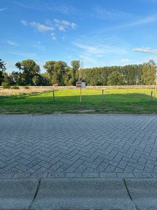 Bouwgrond voor half open bebouwing met prachtig uitzicht op de velden! Volgens plattegrond gaat het om lot 4! Zeer gunstige voorwaarden en geen bouwverplichting! Deze bouwgrond heeft een oppervlakte van maar liefst 604m2!