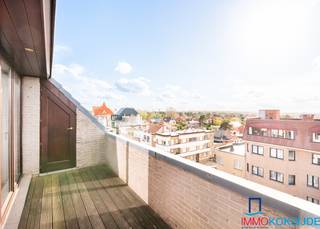 <strong>Sint-Idesbald, Residentie Golfslag, lichtrijk en zeer ruim penthouse (118m²) met 2 zonnige terrassen, 5e verdieping met lift. </strong><br /><br />Bestaande uit: inkomhall, lichtrijke en ruime woonkamer met toegang tot het zonnige terras met mooi uitzicht, open en volledig ingerichte keuken voorzien van alle toestellen en aansluitende berging (met aansluiting voor wasmachine en droogkast), 3 slaapkamers waarvan één met toegang tot het tweede terras, badkamer met ligbad, douche en dubbele wastafel in meubel, afzonderlijk toilet en 3 bergingen op de terrassen. Beide terrassen hebben een totale oppervlakte van 20m² en bieden een prachtig zicht op de omgeving! Het appartement is voorzien van individuele centrale verwarming op aardgas en gemeenschappelijke fietsenberging in de residentie.<br /><br />Verplicht aankopen van een ruime garage in de residentie aan €50.000.<br /><br /><strong>Het penthouse is in goede staat en is gelegen in het commerciële centrum op enkele stappen van zee.</strong>
