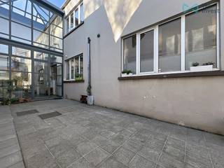 <p><span>WE INVEST Bruxelles-Europe biedt dit polyvalente </span><strong><span>professionele pand van ±195 m²</span></strong><span> te huur aan, ideaal gelegen in de Trooststraat in Schaarbeek.</span></p>
<p><span>Deze ruimte is bijzonder geschikt voor een onderneming die op zoek is naar </span><strong><span>kantoren in Schaarbeek</span></strong><span>, een atelier, technische ruimte, creatieve studio of professionele werkruimte.</span></p>
<h3><span>Een flexibele ruimte van ±195 m²</span></h3>
<p><span>Het pand bestaat momenteel uit:</span></p>
<ul>
<li><span>een ruime open space;</span></li>
<li><span>een vergaderruimte;</span></li>
<li><span>een data-/videoruimte met server;</span></li>
<li><span>een keuken-/laboratoriumruimte met afzuigkap;</span></li>
<li><span>verschillende opslag- en bergruimtes;</span></li>
<li><span>sanitaire voorzieningen;</span></li>
<li><span>een technische ruimte.</span></li>
</ul>
<p><span>De indeling is bijzonder flexibel. Dankzij de bestaande scheidingswanden kunnen verschillende werkruimtes worden gecreëerd. Bijkomende wanden kunnen worden geplaatst volgens de behoeften van uw onderneming.</span></p>
<p><span>Dankzij de afzuiging en de indeling is de ruimte geschikt voor onder meer een </span><strong><span>atelier, licht laboratorium, technische activiteit of creatieve activiteit</span></strong><span>, afhankelijk van het beoogde gebruik en de eventueel vereiste vergunningen.</span></p>
<p><span>Het pand is proper en functioneel. </span><strong><span>Opfrissingswerken zijn te voorzien</span></strong><span>, waardoor de toekomstige huurder de ruimtes kan aanpassen aan zijn identiteit en behoeften.</span></p>
<p><span>Een periode voor werken vóór de ingebruikname kan worden besproken, mits akkoord tussen de partijen.</span></p>
<h3><span>Geschikt voor diverse activiteiten</span></h3>
<p><span>Dankzij de oppervlakte, flexibele indeling en technische infrastructuur is deze ruimte geschikt voor:</span></p>
<p><span>✔ Bedrijfskantoren</span><br /><span>✔ IT-/informatica-/technologiebedrijf</span><br /><span>✔ Atelier of technische activiteit</span><br /><span>✔ Vrij beroep</span><br /><span>✔ Creatieve studio / productie</span><br /><span>✔ Licht laboratorium</span><br /><span>✔ Opleidingscentrum</span><br /><span>✔ Activiteit met behoefte aan opslag en werkruimte</span><br /><span>✔ Onderneming die kantoren en atelier wil combineren</span></p>
<p><span>Het gebruik en de bestemming moeten uiteraard verenigbaar zijn met de geldende stedenbouwkundige voorschriften en de uitgeoefende activiteit.</span></p>
<h3><span>Praktische informatie</span></h3>
<p><span>💰 </span><strong><span>Huurprijs: €2.500/maand</span></strong><br /><span>📐 </span><strong><span>Oppervlakte: ±195 m²</span></strong><br /><span>📆 </span><strong><span>Beschikbaar: onmiddellijk</span></strong><br /><span>🔧 Opfrissingswerken te voorzien</span><br /><span>🚨 Nooduitgangen aanwezig</span><br /><span>💻 IT-infrastructuur en glasvezel</span><br /><span>⚡ Meerdere elektrische borden</span><br /><span>🌬️ Verticale afzuiging</span></p>
<p><span>📞 </span><strong><span>Bezoeken op afspraak</span></strong></p>
<p><strong><span>Olivier Halleux</span></strong><br /><span>We Invest Bruxelles-Europe</span><br /><span>📱 +32 486 688 625</span><br /><span>✉️ </span><span>olivier.halleux@weinvest.be</span></p>
<p><span>Op zoek naar een </span><strong><span>kantoor, atelier of professionele ruimte te huur in Schaarbeek</span></strong><span>? Neem contact met ons op om dit pand te ontdekken en samen te bekijken of het geschikt is voor uw activiteit.</span></p>