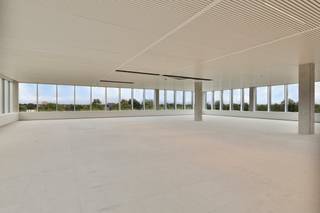 Welkom in de Kleinhoefstraat 11-15 te Geel!Op een strategische en vlot bereikbare locatie bieden wij deze exclusieve nieuwbouw kantoorruimte aan met een oppervlakte van ca. 457 m². Het betreft een luxueus afgewerkte kantooromgeving die nog nooit in gebruik werd genomen en dus volledig instapklaar is voor uw onderneming.De kantoren bevinden zich op de eerste verdieping en omvatten eveneens circulatieruimtes en een polyvalente ruimte, wat zorgt voor een aangename en efficiënte werkomgeving. Dankzij de hoogwaardige afwerking, moderne architectuur en overvloedige lichtinval straalt dit pand professionaliteit en comfort uit.De ligging in Geel vormt een absolute meerwaarde. Dankzij de nabijheid van belangrijke invalswegen en de goede verbinding met omliggende gemeenten en de E313 is het pand uitstekend bereikbaar voor zowel medewerkers als klanten.Troeven:Nieuwbouw kantoorruimteNog nooit gebruiktLuxueuze en moderne afwerkingOppervlakte van ca. 457 m²Inclusief circulatie- en polyvalente ruimteStrategische ligging nabij belangrijke verbindingswegenRuime parkeermogelijkhedenMogelijkheid tot laadpalen voor elektrische voertuigenProfessionele uitstraling met hoog comfortniveauFinanciële info:Huurprijs: €150/m²/jaarNiet-overdekte parking: €700/plaats/jaar excl. btwOverdekte parking: €800/plaats/jaar excl. btwLaadpalen: supplement van €600/laadplaats excl. btwProvisionele kosten: €25/m²/jaarEen unieke opportuniteit voor bedrijven die op zoek zijn naar een representatieve en hoogwaardige kantoorlocatie in het hart van de Kempen.