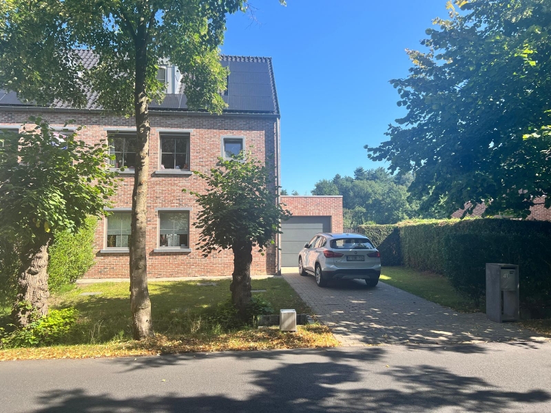 Gezellige, lichte halfopen bebouwing met 4 slaapkamers en grote tuin - photo 1