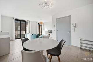 Dit mooi, instapklaar en energiezuinig appartement is rustig gelegen nabij het centrum en combineert een aangename woonomgeving met een uitstekende bereikbaarheid. Op wandelafstand bevinden zich het centrum, winkels, scholen en openbaar vervoer, wat zorgt voor een praktische en comfortabele ligging.<br /><br />Het appartement beschikt over een ruime leefruimte met grote raampartijen die zorgen voor veel natuurlijke lichtinval en een open gevoel. De open, volledig ingerichte keuken sluit naadloos aan op de woonkamer en versterkt het moderne en ruimtelijke karakter van de woonruimte.<br /><br />Er zijn twee volwaardige slaapkamers die elk voldoende ruimte bieden voor slaapcomfort en opbergruimte. Vanuit zowel de leefruimte als de slaapkamers is er toegang tot twee aangename terrassen waar in alle rust kan worden genoten van de buitenlucht.<br /><br />De badkamer is praktisch ingericht en voorzien van een douche in bad en een wastafel. Daarnaast is er een apart toilet aanwezig.<br /><br />Extra troeven zijn de ondergrondse staanplaats en de privatieve kelderberging, die zorgen voor bijkomend comfort en voldoende opslagruimte.<br /><br />Beschikbaar vanaf 01/07/2026 en uitsluitend bestemd voor lange termijn verhuur.<br />Een bezichtiging plannen? Stuur gerust een mailtje naar christel@polares.eu