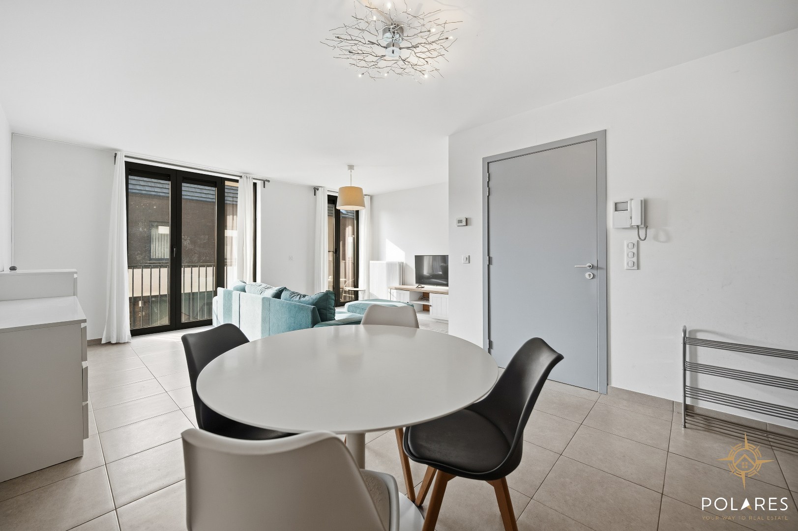 Lichtrijk twee slaapkamer appartement  met kelder en staanplaats - foto 2