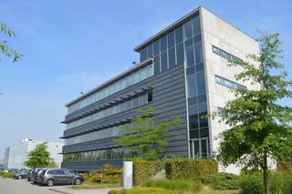 Deze bedrijfsgebouwen zijn voorzien van lift , kitchenette en sanitaire voorzieningen. Er is airco aanwezig.Buiten zijn er autostaanplaatsen...