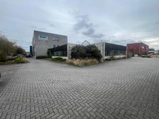 Alleenstaand bedrijfsgebouw bestaande uit magazijn 1.150 m² met kantoor verdeeld over 3 verdiepingen van in totaal 950m² (incl. sociale...