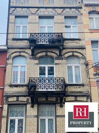 A deux pas de la Gare de Schaerbeek, sis dans une maison bourgeoise. Nous vous proposons d'acquérir un appartement d'environ 130m² situé au 2ème étage et 3ème étage + grenier dans une nouvelle copropriété. Il est composé comme suit: au premier niveau: petit hall d'entrée, cuisine équipée, 2 pièces en enfilade composé du salon et de la salle à manger, douche et toilette. Au deuxième niveau: 2 chambres + bureau/dressing sous les combles désignées comme locaux accessoires au logement + GRENIER AMENAGEABLE. Peb: G-85kgCO³/m². L'appartement nécessite une RENOVATION de la cuisine et de la salle de bain et des travaux de peinture. L'électricité n'est pas conforme et la TOITURE EST A ISOLER. L'appartement est loué. PEU DE CHARGES COMMUNES. Annonces non contractuelles, sous réserve de modifications. Plus d'informations au 02 662 04 92 ou www.rhproperty.be