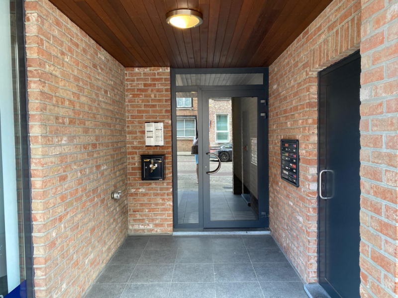 Ruim kantoor of handelsruimte (400m² kan nog opgesplitst worden) nabij centrum Geel. Extra parkeergelegenheid mogelijk. - foto 3