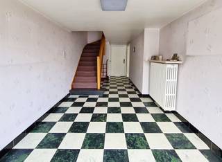 De woning is als volgt ingedeeld: ruime inkomhal met berging, dubbele garage, ruime bureauruimte met ingebouwde kasten en uitgevend op de patio. Op de 1e V.: hal met berging en vestiaire, gastentoilet, ruime woon- en eetkamer, keuken met open uitzicht, groot zonneterras met toegang naar de patio. Op de 2e V.: overloop met berging, 3 slaapkamers, badkamer met douche, lavabo en toilet. Ruime zolder met mogelijkheid tot extra kamer. <br />De woning is centraal en zeer rustig gelegen. 10 zonnepanelen, gunstig EPC B en een conforme elektrische keuring. Een aangename woning voorzien van rolluiken en recent aangelegde oprit voor meerdere wagens.<br />Contacteer ons voor meer informatie of een bezoek via imani@panorama.immo of 0478 26 26 36.<br />