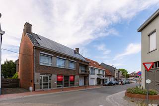 Vous recherchez un local commercial spacieux et économe en énergie, situé dans un endroit facilement accessible ? Alors ce bien commercial situé au 23 Opperstraat à Lochristi constitue une excellente opportunité.<br /><br />Avec une surface utile de 154 m², cet espace commercial offre de nombreuses possibilités pour diverses activités professionnelles. Grâce à son agencement bien pensé, l'espace peut facilement être adapté aux besoins de votre entreprise.<br /><br />Le bien bénéficie d’un label EPC A, gage d’un bâtiment économe en énergie et de faibles coûts énergétiques. De plus, le bâtiment est exempt d’amiante, ce qui vous permet d’investir en toute sérénité dans un commerce tourné vers l’avenir.<br /><br />Les deux places de parking privatives constituent un atout supplémentaire, représentant une valeur ajoutée importante tant pour vous que pour vos clients ou vos collaborateurs.<br /><br />Atouts :<br /><br />Local commercial de 154 m²<br />Prix demandé : 267 490 €<br />PEP A – économe en énergie<br />Sans amiante<br />2 places de parking privatives<br />Adapté à diverses activités commerciales ou professionnelles<br />Facilement accessible et stratégiquement situé à Lochristi<br /><br />Ce local commercial polyvalent vous intéresse ? N’hésitez pas à nous contacter pour obtenir plus d’informations ou organiser une visite sur place.