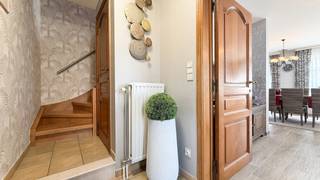 <p>Bij ImmoFusion 7/7 “open huis” : klik op onze 3D-TOUR.<br />Ervaar vastgoed alsof je er zelf doorloopt!</p>
<p>Welkom in deze charmante huurwoning in open bebouwing, rustig gelegen in een aangename woonwijk te Heusden-Zolder. De woning combineert ruimte, comfort en een prachtig aangelegde tuin op een perceel van 576 m². Dankzij de praktische indeling en rustige ligging is dit een bijzonder aangename thuis.</p>
<p>Bij binnenkomst verwelkomt de ruime inkomhal je met een gastentoilet en toegang tot de verschillende leefruimtes. Op het gelijkvloers bevindt zich een eerste slaapkamer, die ook perfect kan worden ingericht als bureau of hobbyruimte. De lichtrijke leef- en eetruimte geniet dankzij de grote raampartijen van een aangename natuurlijke lichtinval en een mooi zicht op de tuin. Aansluitend ligt de aparte keuken, met toegang tot de inpandige garage die momenteel als bergruimte wordt gebruikt.</p>
<p>Op de bovenverdieping bevinden zich twee ruime slaapkamers met inbouwkasten. De master bedroom beschikt over airconditioning. De recent volledig gerenoveerde badkamer is modern afgewerkt en voorzien van het nodige comfort. Een tweede toilet bevindt zich eveneens op deze verdieping.</p>
<p>Ook buiten is het volop genieten. De volledig omheinde tuin is prachtig aangelegd en biedt dankzij de perceelbreedte van 18 meter heel wat privacy en ruimte. Verschillende gezellige hoekjes nodigen uit om te ontspannen en de vergunde carport zorgt voor extra parkeergelegenheid.</p>
<p>Ook energetisch beschikt de woning over mooie troeven. Momenteel heeft de woning EPC-label C, zonder renovatieplicht. De zonnepanelen van 3.800 Wp, thuisbatterij en vernieuwde gasketel uit 2024 dragen bij aan een efficiënt energieverbruik. PVC-ramen met dubbele beglazing, rolluiken en airconditioning in de leefruimte en master bedroom zorgen bovendien voor extra comfort. De EPC-score zal bovendien evolueren naar label B, met een score van ongeveer 150 kWh/m²/jaar. Daarnaast is het mogelijk om de woning gedeeltelijk high-end bemeubeld te huren.</p>
<p>Pluspunten:<br />- Huurwoning in open bebouwing<br />- Rustige ligging in Heusden-Zolder<br />- Perceel van 576 m² met 18 m perceelbreedte<br />- Volledig omheinde, prachtig aangelegde tuin<br />- 3 ruime slaapkamers, waarvan 1 op het gelijkvloers<br />- Recent vernieuwde badkamer<br />- Zonnepanelen 3.800 Wp + thuisbatterij<br />- EPC wordt label B, ca. 150 kWh/m²/jaar<br />- Gasketel vernieuwd in 2024<br />- Airconditioning in leefruimte en master bedroom<br />- Inpandige garage/berging en vergunde carport<br />- Mogelijkheid tot gedeeltelijk bemeubelde verhuur</p>
<p>Maatregelen opgenomen in het Maatregelenregister: nee</p>
<p>Bel ons op 078/78.78.70 voor een bezichtiging of kom gerust langs op ons kantoor. U bent steeds van harte welkom!</p>
