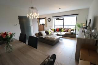 Bent u opzoek naar een ruim appartement met twee slaapkamers, twee terrassen én een garage, in het centrum van Hamme?Lees en kijk dan snel even...
