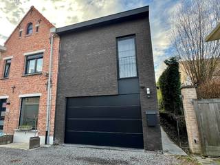 In een rustige en intieme woonomgeving, pal in het centrum van Ieper, bevindt zich deze recente en uiterst energiezuinige woning met zonnige...