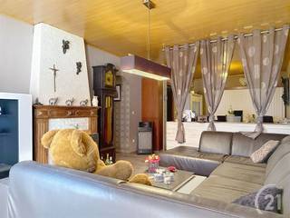 Te renoveren hoeve te koop!!Je komt de lichtrijke leefruimte meteen binnen. Verder heb je een ruime keuken, garage, 2 slaapkamers berging/wasplaats...