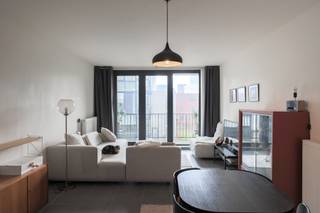 <p>Stad in je hart, groen aan je voeten? Dan heb je hier je match gevonden<br />Dit lichtrijke appartement ligt pal naast Park Spoor Noord. Niet “in de buurt van”, maar echt ernaast. Je stapt je deur uit en je staat tussen het groen.<br />s Ochtends een rondje lopen, in de zomer een drankje in de zomerbar en ’s avonds met de fiets zo het centrum in. Het beste van Antwerpen, zonder compromissen.<br /><br />Het appartement bevindt zich op de tweede verdieping van een recente nieuwbouw en voelt meteen fris, open en aangenaam aan. Raampartijen trekken het daglicht in de leefruimte naar binnen en geven toegang tot het eerste terras. Hier start je je dag met koffie in de zon en sluit je af met een glaasje na het werk.<br />De open keuken sluit mooi aan en is volledig uitgerust: compact, strak en klaar voor gezellige avonden met vrienden.<br /><br />Achteraan ligt de slaapkamer, rustig gepositioneerd en met toegang tot het tweede terras.<br />Twee terrassen, zo geniet je op elk moment van de dag van buitenruimte: ochtend-en avondzon inbegrepen!<br />De badkamer is modern en voorzien van douche en lavabomeubel. Verder is er een apart toilet en een praktische technische berging met aansluiting voor wasmachine.<br /><br />De indeling is slim, de afwerking hedendaags en het comfort compleet.<br />Ideaal als eerste aankoop, city flat of investering op leuke locatie.<br /><br />Plan snel je bezoek in via info@jamar.immo of 03/435.31.33<br /><br />Extra's:<br />- Twee terrassen<br />- Unieke ligging Park Spoor<br />- Goede indeling<br />- Veel lichtinval<br />- Fietsenberging<br />- Lift in het gebouw<br />- EPC 104 kWh/m2<br />- AREI-conform<br />- Gem. kosten: €130,85/maand (afrekening 2024)<br /><br />Wg, GVg, Vkr, Gmo, Gvv, geen WORG</p>