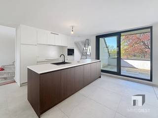 <p><span>KOOP DEZE PENTHOUSE AAN 6% BTW!!</span></p><p><span> </span></p><p><span>Penthouse 2.1 heeft een oppervlakte van 189m², is bereikbaar met een lift en bevindt zich op de 2</span><span><sup>de</sup></span><span> verdieping.</span></p><p><span>Het private terras is 14m² en kijkt uit op de prachtige, gemeenschappelijke tuin van dit project.</span></p><p><span>De indeling van het appartement bestaat uit:</span></p><p><span>Inkom met apart toilet,</span></p><p><span>Ruime leefruimte met open keuken met berging en aparte bureauhoek,</span></p><p><span>2 slaapkamers,</span></p><p><span>Badkamer met plaats voor dubbele lavabo, inloopdouche en ligbad,</span></p><p><span> </span></p><p><span>Uniek aan deze penthouse is de ruime, afgewerkte zolderverdieping die in de prijs zit! </span></p><p><span>Wat is er INBEGREPEN in de afwerking van de zolderverdieping:</span></p><p><span>Trap: Er is een vaste betonnen trap naar de zolderverdieping, welke betegeld afgewerkt zal worden;</span></p><p><span>+ Chapewerk;</span></p><p><span>+ Vloerverwarming;</span></p><p><span>+ Vloerwerk: Volgens het budget in het lastenboek;</span></p><p><span>+ Gyprocwerk: Dakwanden worden afgewerkt. Zolder wordt opgeleverd als 1 open ruimte;</span></p><p><span>+ </span><span>Wachtleidingen elektra & sanitair zitten klaar;</span></p><p><span> </span></p><p><span>De zolder is dan één grote ruimte ideaal voor:</span></p><p><span>+ Home office</span></p><p><span>+ Extra leefruimte</span></p><p><span>+ Hobbyruimte</span></p><p><span>+ Men cave ;-)</span></p><p><span>+ ...</span></p><p><span> </span></p><p><span>Vermelde prijzen zijn exclusief aankoopkosten (BTW, registratie,...), staanplaats en berging!</span></p><p><span> </span></p><p><span>Extra optie mogelijk:</span><span> zolderverdieping inclusief vloerverwarming afwerken tot 2 extra Slaapkamers & 1 badkamer uitgerust met dubbele lavabo & douche, </span></p><p><span>Mits deze opleg beschik je over een penthouse met 4 slaapkamers en 2 badkamers = de ideale kangoeroewoning (zorgwoning).</span></p><p><span> </span></p><p><span>Deze penthouse wordt verkocht met één ondergrondse staanplaatsen en een kelderberging.</span></p><p><span><br />Interesse in deze knappe, ruime penthouse? Bel ons voor een vrijblijvende presentatie met aansluitend een werfbezoek.</span></p><p><span> </span></p><p><span>Koop nu een appartement in Residentie Dubbelhuis en betaal 6% BTW i.p.v. 21%.<br /><br /></span></p><p><span>Wil je graag meer informatie of een bezoek ter plaatse? Bel 013 31 25 22.<br />We helpen je met veel plezier verder.</span></p><p><span> </span></p><p><span>Dubbelhuis is een ontwikkeling van VERALTIS.</span></p><p><span> </span></p><p><span> </span></p>