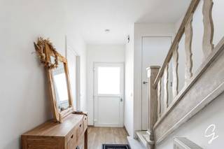 In het gezellige en centraal gelegen Vlierzele vinden we deze prachtig gerenoveerde woning, die niet alleen instapklaar is, maar ook geniet van een vlotte bereikbaarheid en een uitstekende verbinding met de E40.<br /><br />De woning is als volgt ingedeeld:<br /><br />Op het gelijkvloers beschikt de woning over een inkomhal met apart toilet, een volledig uitgeruste keuken en een aangename leef- en eetruimte. Dankzij de grote raampartijen en de koepels die in de keuken en eetplaats aanwezig zijn, geniet u hier van een mooi zicht op het terras en de tuin. Daarnaast is er een praktische garage aanwezig.<br /><br />Op de eerste verdieping bevinden zich twee volwaardige slaapkamers, een badkamer en een handige berging, ideaal voor het opbergen van extra spullen.<br /><br />Extra troeven van deze woning zijn de volledig geïsoleerde zolder en de ruime, droge kelder, die heel wat bijkomende opslagmogelijkheden bieden.<br /><br />De woning beschikt bovendien over een EPC-label B en verkeert in uitstekende staat. Dankzij de recente renovaties is dit een woning waar u jarenlang zorgeloos kunt wonen.<br /><br />Benieuwd naar deze instapklare woning in Vlierzele? Neem dan zeker contact met ons op via 0468 15 14 41 of laura.r@cornelis-goeman.be en plan vandaag nog uw bezoek in!