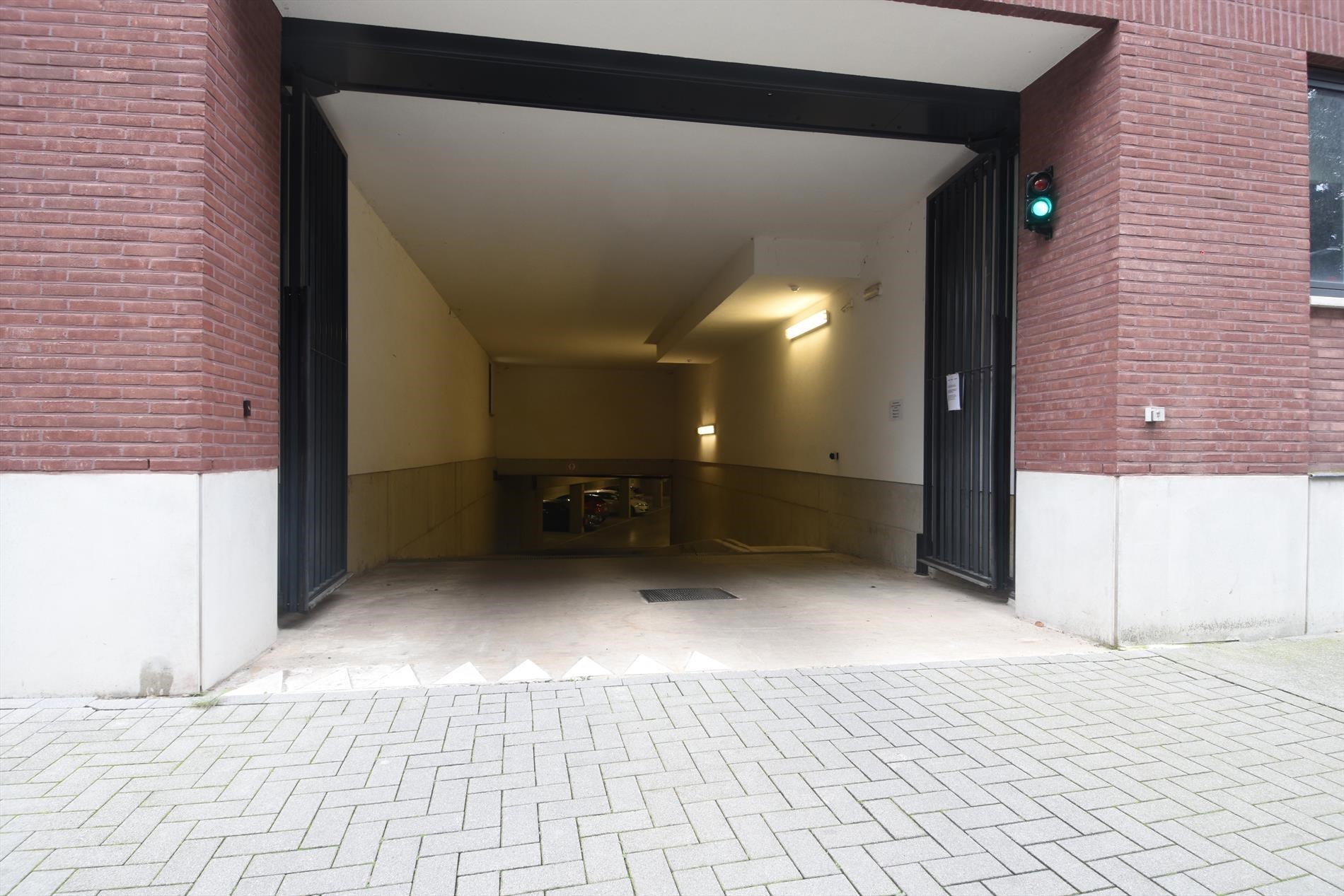 Ondergrondse staanplaats nr. 61 te huur in residentie Academie in Baron Frans Du Fourstraat. - foto 3