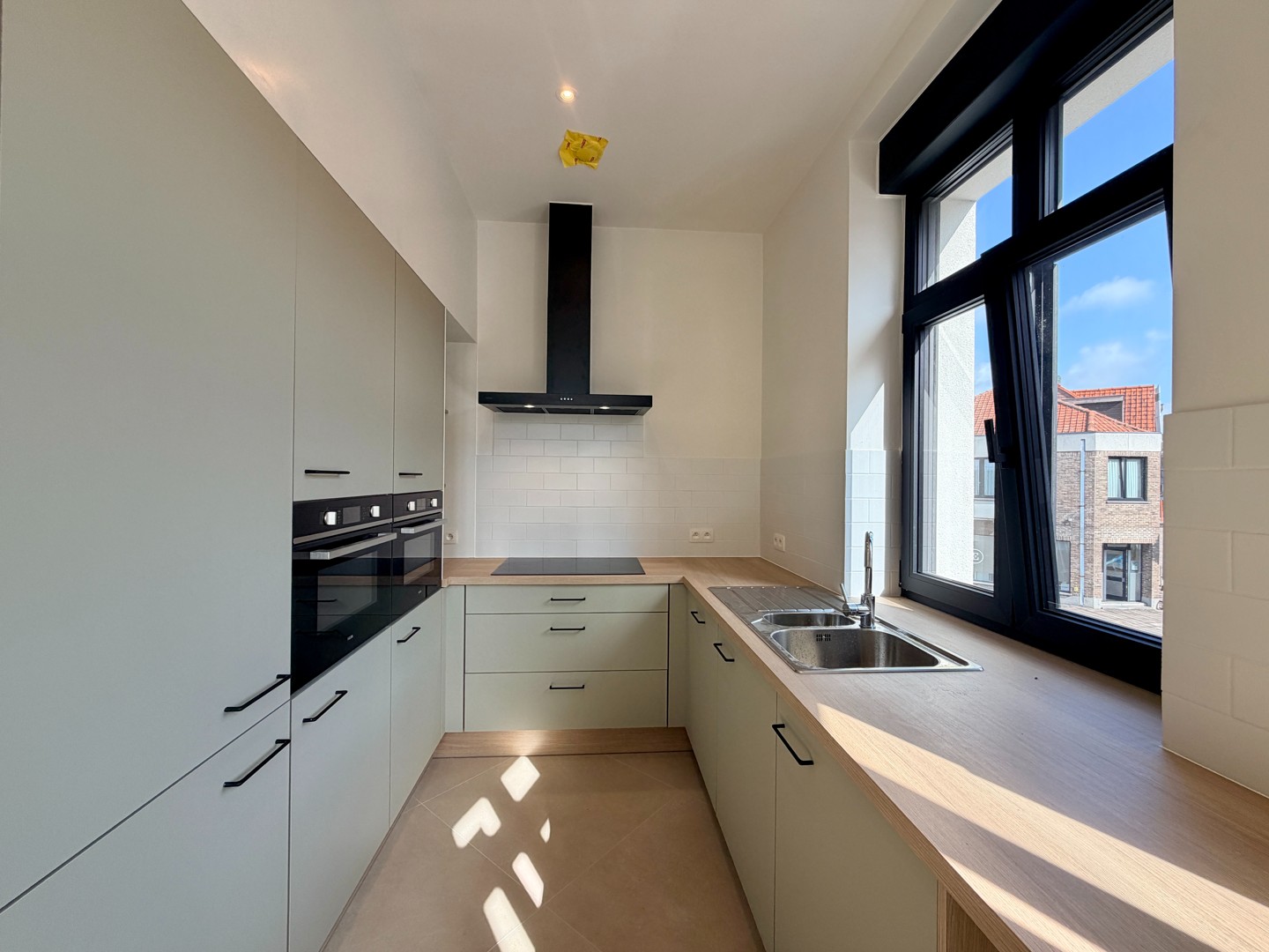 Volledig gerenoveerd 2-slaapkamerappartement met zolder in het hart van Tielt! - foto 4