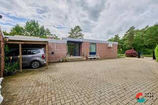 Zeer goed onderhouden gezinswoning op perceel van ruim 1300m², 3 slaapkamers en EPC: B<br /><br />De woning is als volgt Ingedeeld:<br />GELIJKVLOERS:<br />- Inkom <br />- Bureau<br />- Eetkamer<br />- Woonkamer <br />- Keuken<br />- Toilet <br />- Berging<br />- Badkamer<br />- Nachthal<br />- 3 Slaapkamers <br />TUIN:<br />- Ruim perceel met privacy <br />- Dubbele garage <br />- Carport <br />- Overdekt terras <br /><br />TROEVEN:<br />- Uitstekende ligging <br />- Instapklaar <br />- EPC: B <br />- Zonnepanelen <br />- Zonneboiler<br />- Overdekt terras