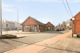 Volledig gerenoveerd historisch gebouw gelegen in het centrum van Westmalle. Hier is het mogelijk een kantoorruimte te huren met een...