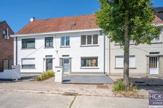 De liggingDeze volledig gerenoveerde en instapklare woning is goed gelegen in een rustige straat te Tiegem, een deelgemeente van Anzegem. Het...