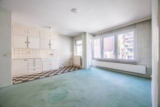 Bent u op zoek naar een investering of naar een eerste eigendom? Staat u open om de handen uit de mouwen te steken? Dan is dit wellicht wat u zoekt! <br /><br />Gelegen in Oud-Berchem, vlakbij het Albertpark en Harmoniepark, vindt u dit te renoveren of op te frissen appartement met aparte slaapkamer en klein terras. U komt binnen in de inkomhal met vestiaire. Deze geeft doorgang aan de lichtrijke leefruimte met open keuken. Naast de leefruimte is de aparte slaapkamer. Mits een eenvoudige aanpassing kan u hier ook een dressing creëren. Naast de slaapkamer bevindt zich de badkamer met bad en lavabeau. Kortom, bent u op zoek naar een leuke investering of iets waar u zelf nog uw eigen touch aan kan geven? <br /><br />Pluspunten<br />- Gelegen te Oud-Berchem<br />- Nieuwe ramen <br />- EPC B<br />- Vlakbij winkels en openbaar vervoer<br />- Aantrekkelijke prijs<br /><br />Interesse in deze buitenkans? Bel dan snel naar One vastgoed via 03 360 85 30!