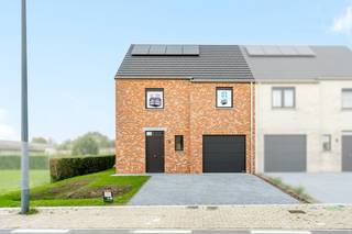 Hectaar bouwt twee halfopen woningen in Wingene. Deze zijn uitgerust met een lucht-water warmtepomp, wat resulteert in een aanzienlijk lagere energierekening en een duurzame woonomgeving. <br />De woningen worden gebouwd op een perceel van 6a13ca (lot 01) en 5a44ca (lot 02) en bieden een bewoonbare oppervlakte van 154,36m². Dankzij de doordachte indeling, grote ruimtes en lichtrijke leefomgeving geniet u hier van maximaal wooncomfort. <br /><br /><strong>Extra troeven van de woning:</strong>
<ul>
<li>Op een steenworp van het centrum</li>
<li>Vloerverwarming in combinatie met lucht-water warmtepomp</li>
<li>3 volwaardige slaapkamers</li>
<li>Inpandige garage voorzien met een elektrische garagepoort</li>
<li>Ruime percelen voorzien van omheining en een volledig aangelegde tuin (oprit, terras, gras)</li>
<li>Laminaat in de nachthal en slaapkamers</li>
<li>Volledig geschilderd en voorzien van verlichting </li>
</ul>
Graag meer informatie?<br />Neem contact met ons op voor meer informatie of plan een afspraak in voor een bezichtiging.