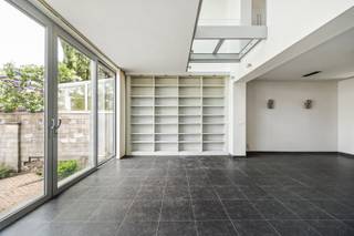 Authentieke art-deco woning met stadstuin
Locatie:
Gelegen in Antwerpen, net ten zuiden van het stadscentrum, bevindt deze woning zich op een vlot bereikbare locatie met winkels, scholen en openbaar vervoer in de directe omgeving.
Indeling:
Achter de charmante art-deco gevel schuilt een ruime woning met een aangename flow. Via de inkomhal komt u in de lichtrijke leefruimte met open keuken, waar grote raampartijen zorgen voor een mooie connectie met buiten. Achteraan geniet u van een aangename stadstuin van ca. 60 m².
Op de eerste verdieping bevindt zich een ruime slaapkamer met ingemaakte kasten, een dressing en een badkamer met douche, lavabo en toilet. De mezzanine biedt extra ruimte die perfect kan dienen als bureau of ontspanningsplek.
De bovenverdieping telt momenteel twee volwaardige slaapkamers, met de mogelijkheid om extra kamers te creëren. Een bijkomend toilet zorgt hier voor extra comfort.
Troeven:
Karaktervolle art-deco gevel
EPC B – energiezuinig
Mogelijkheid tot meerdere slaapkamers
Mezzanine met polyvalente invulling
Stadstuin van ca. 60 m²
Centrale ligging in Antwerpen
Technisch:
EPC label B (194 kWh/m²). Elektriciteit conform. Verwarming op gas met centrale verwarming en dubbele beglazing.
Stedenbouwkundige inlichtingen in aanvraag
Koopt u als enige en eerste woning? Dan geniet u van het verlaagde tarief van 2% verkooprechten.
Voor meer informatie of een gratis waardebepaling?
03/345.88.99.